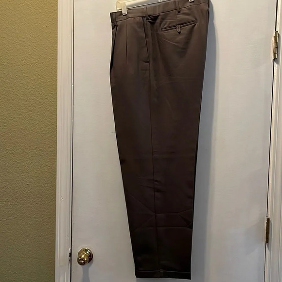 Roundtree & Yorke gray pleated front chinos. 100% polyester. 38 x 32. - Picture 1 of 4